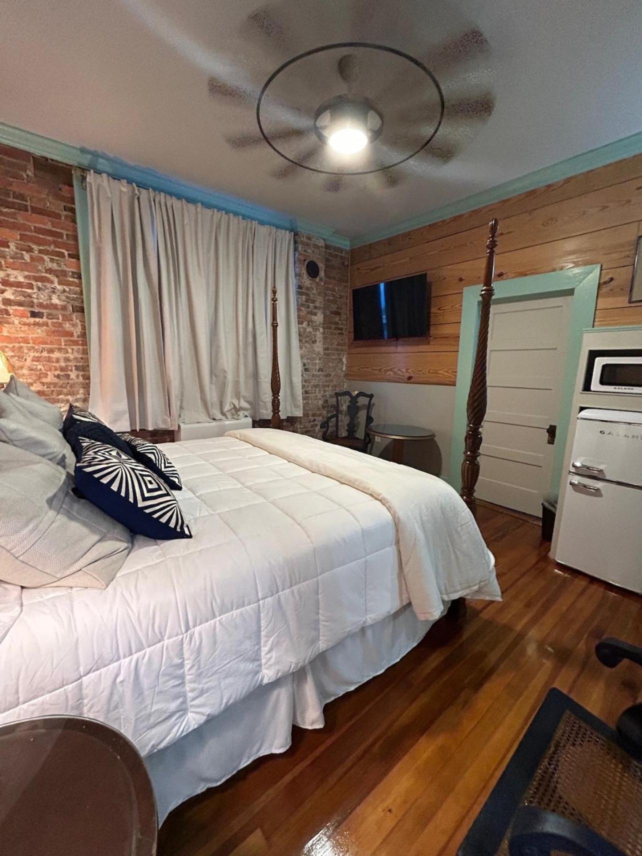 Chipley'S Squareview Inn Carthage Экстерьер фото